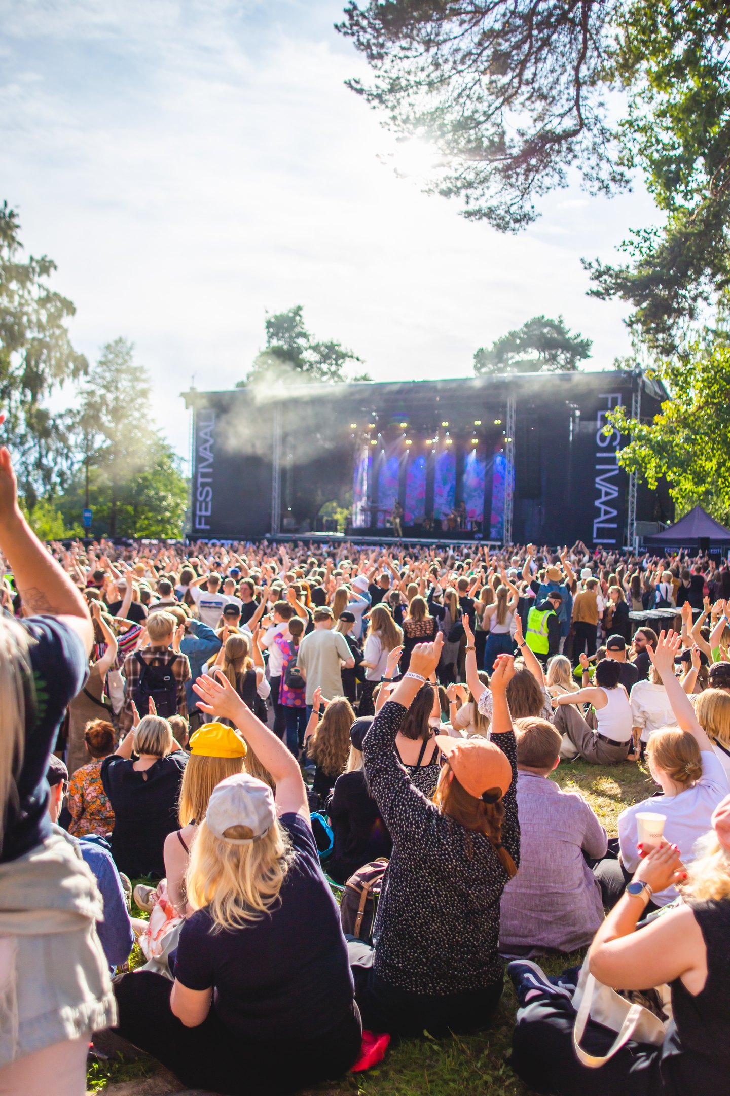 Yleisöä musiikkifestivaalilla.