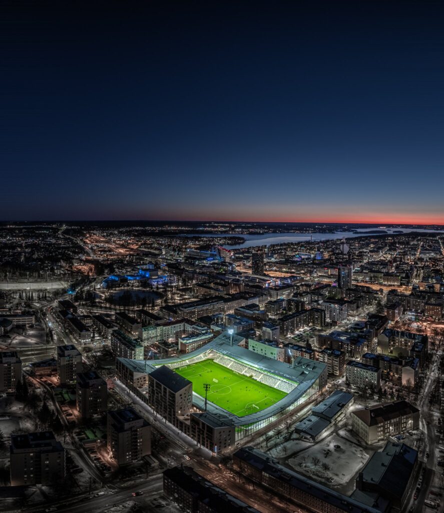 Ilmakuva Tammelan stadionista pimeällä.