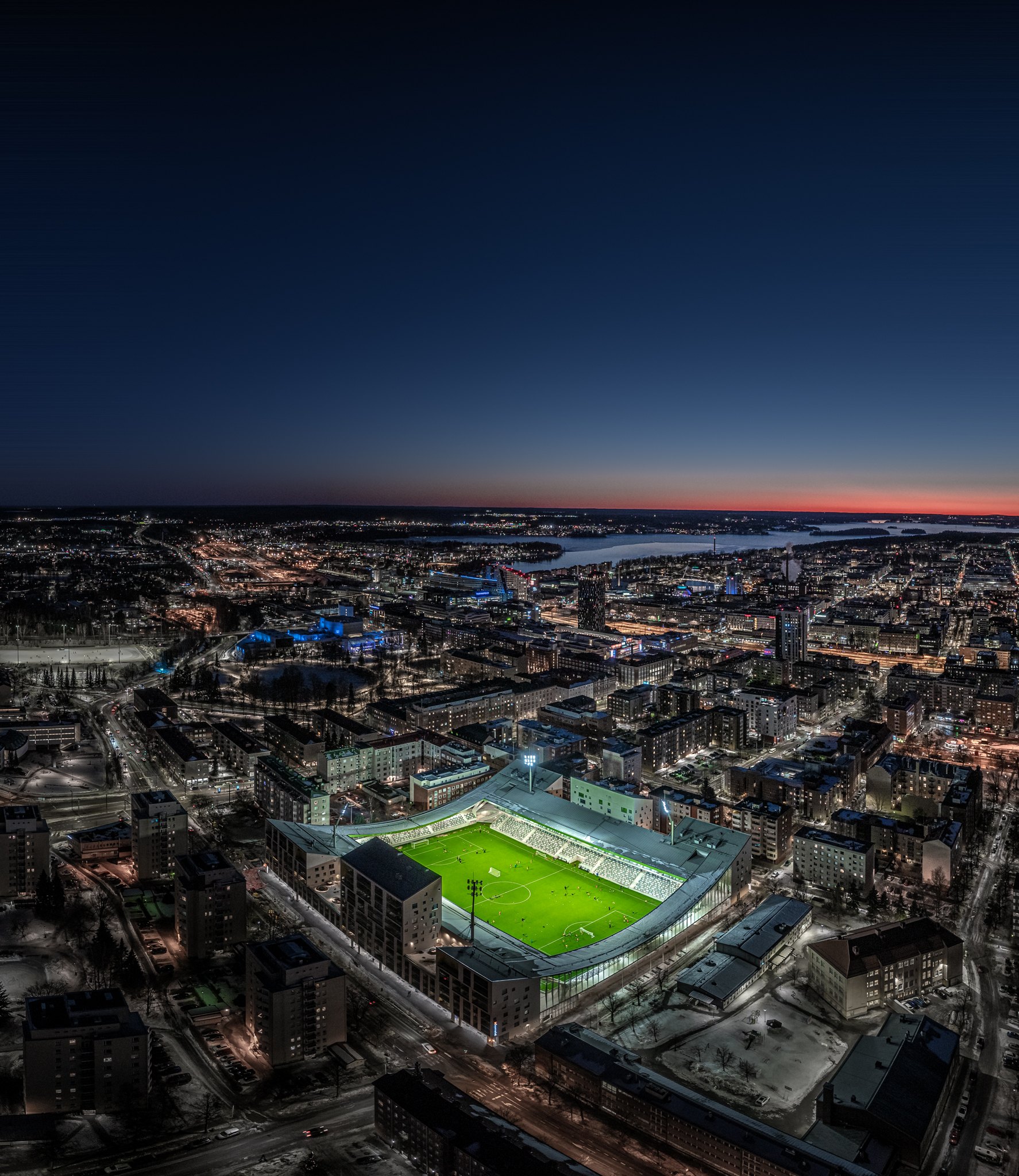 Ilmakuva Tammelan stadionista pimeällä.