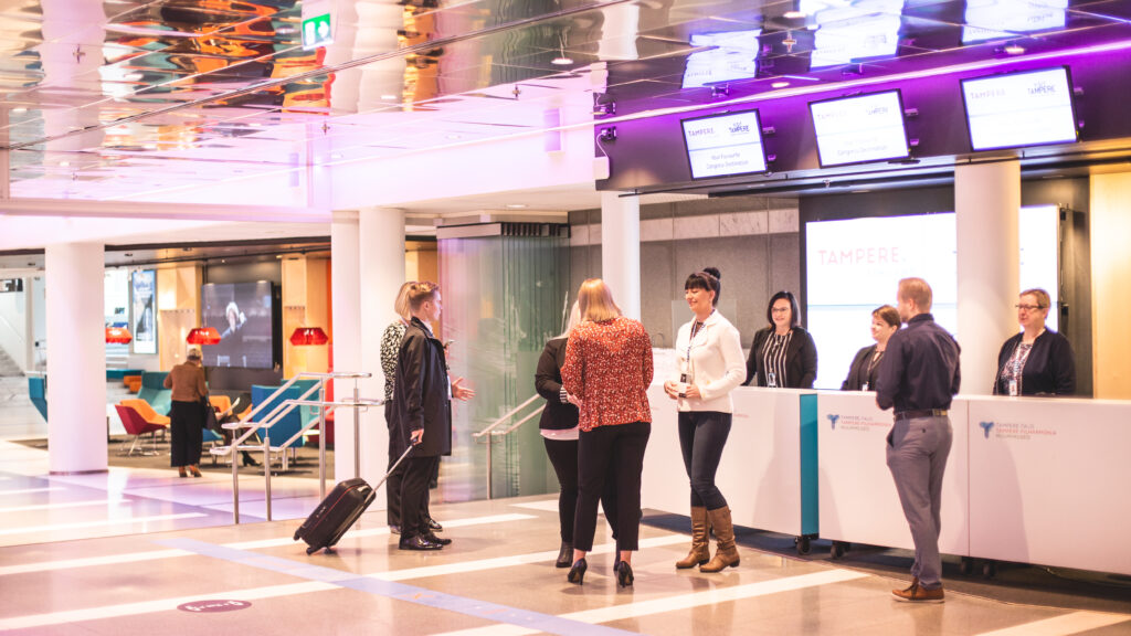 Ihmisiä saapumassa Tampere-talon kongressiin.