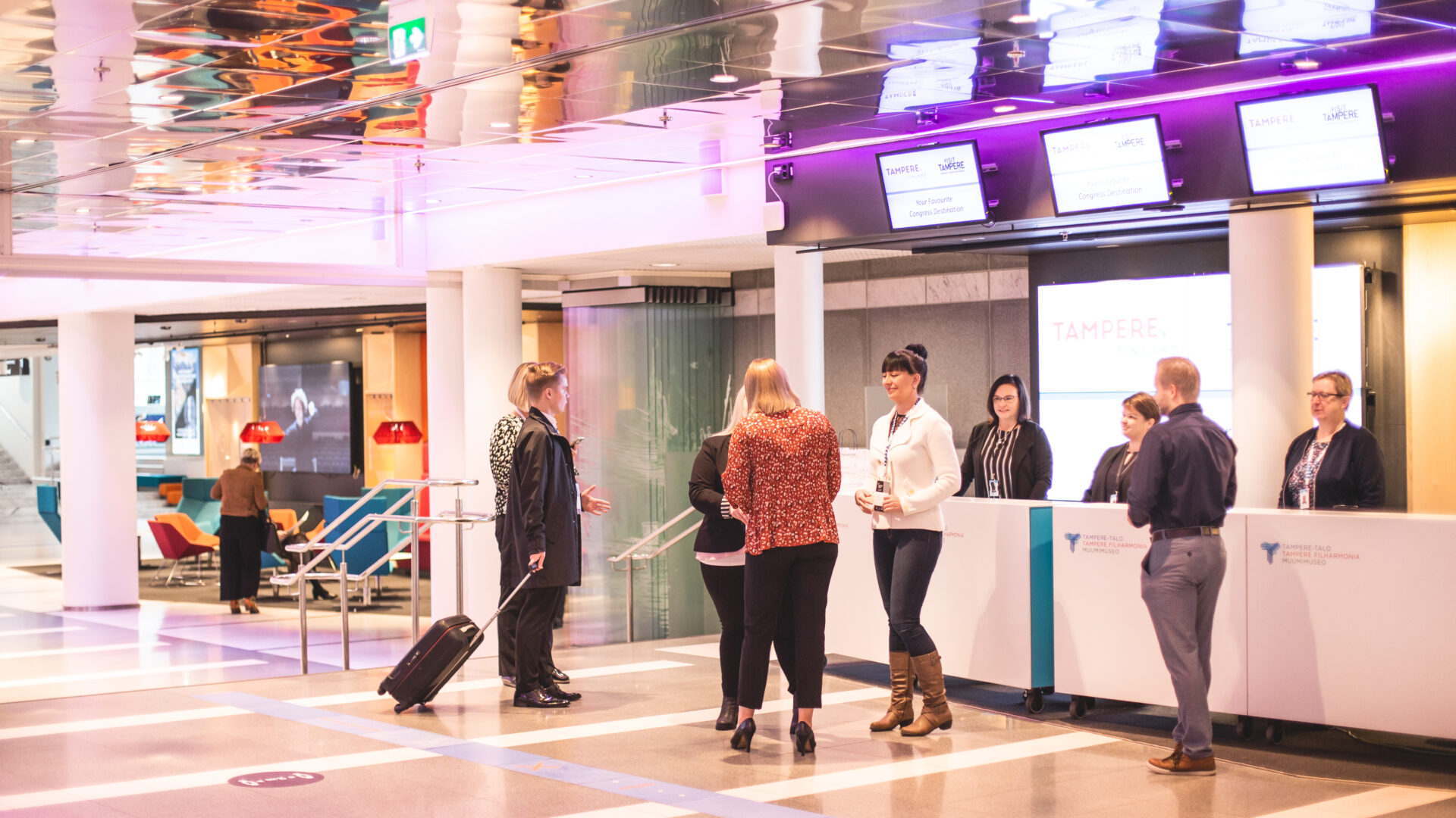 Ihmisiä saapumassa Tampere-talon kongressiin.