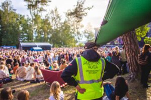 Järjestyksenvalvoja festivaalialueella.