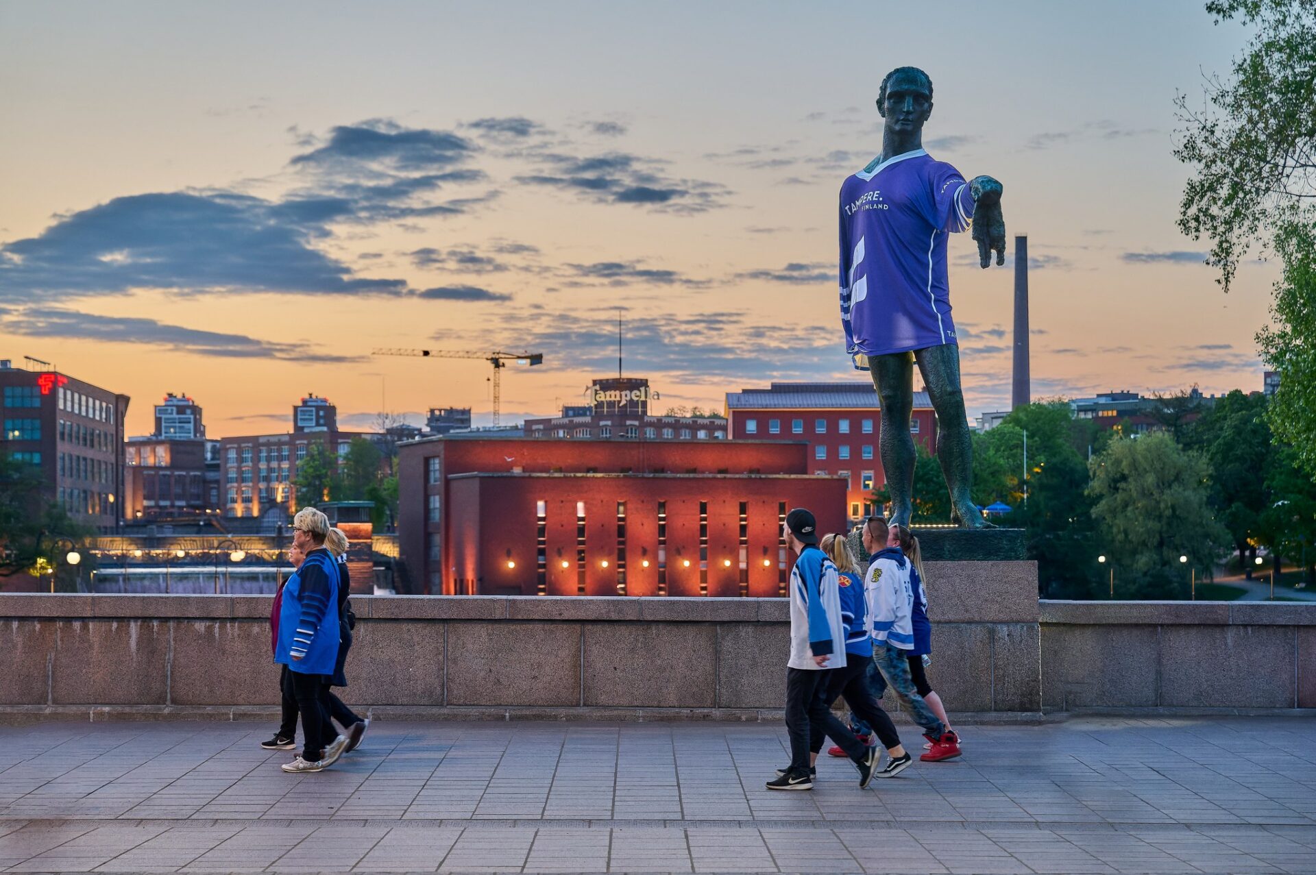Hämeensilta auringon laskiessa.