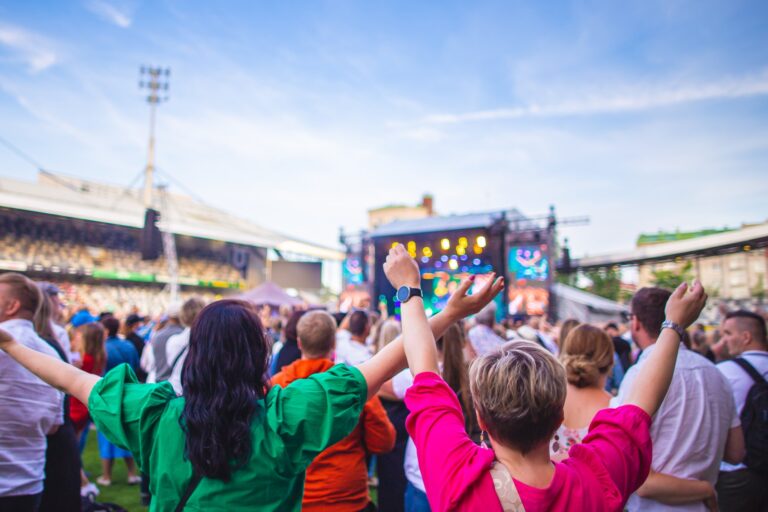 Konserttiyleisöä tanssimassa.