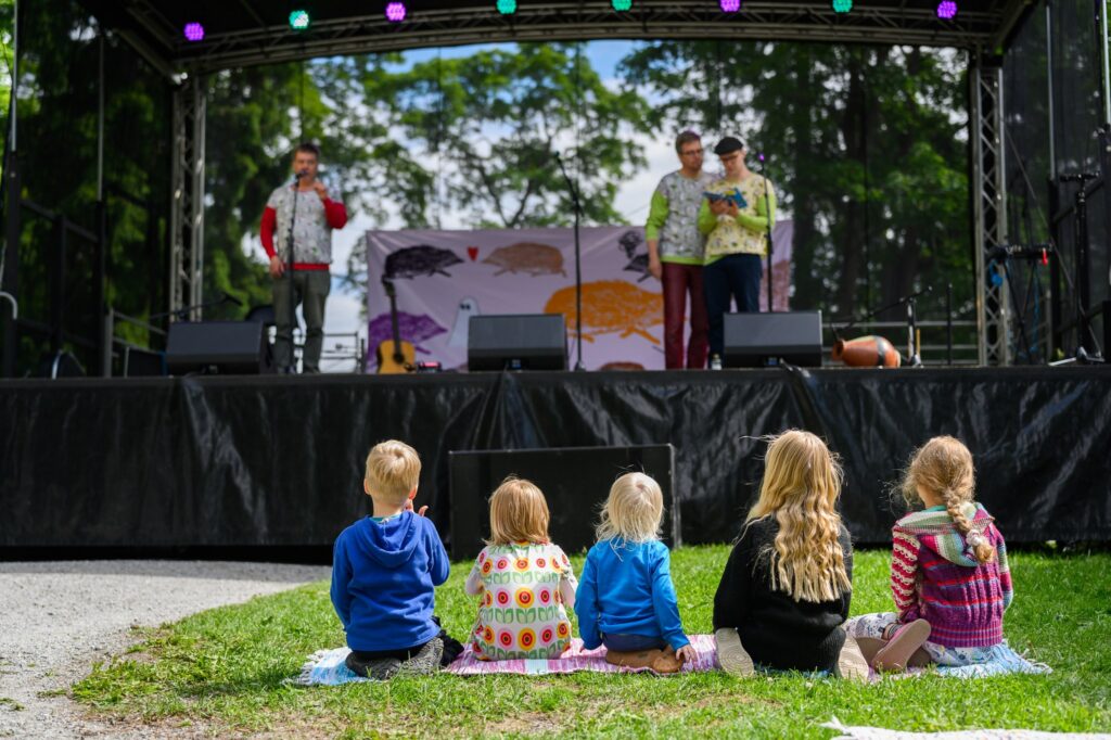Lapsia katsomassa esiintymislavalle.