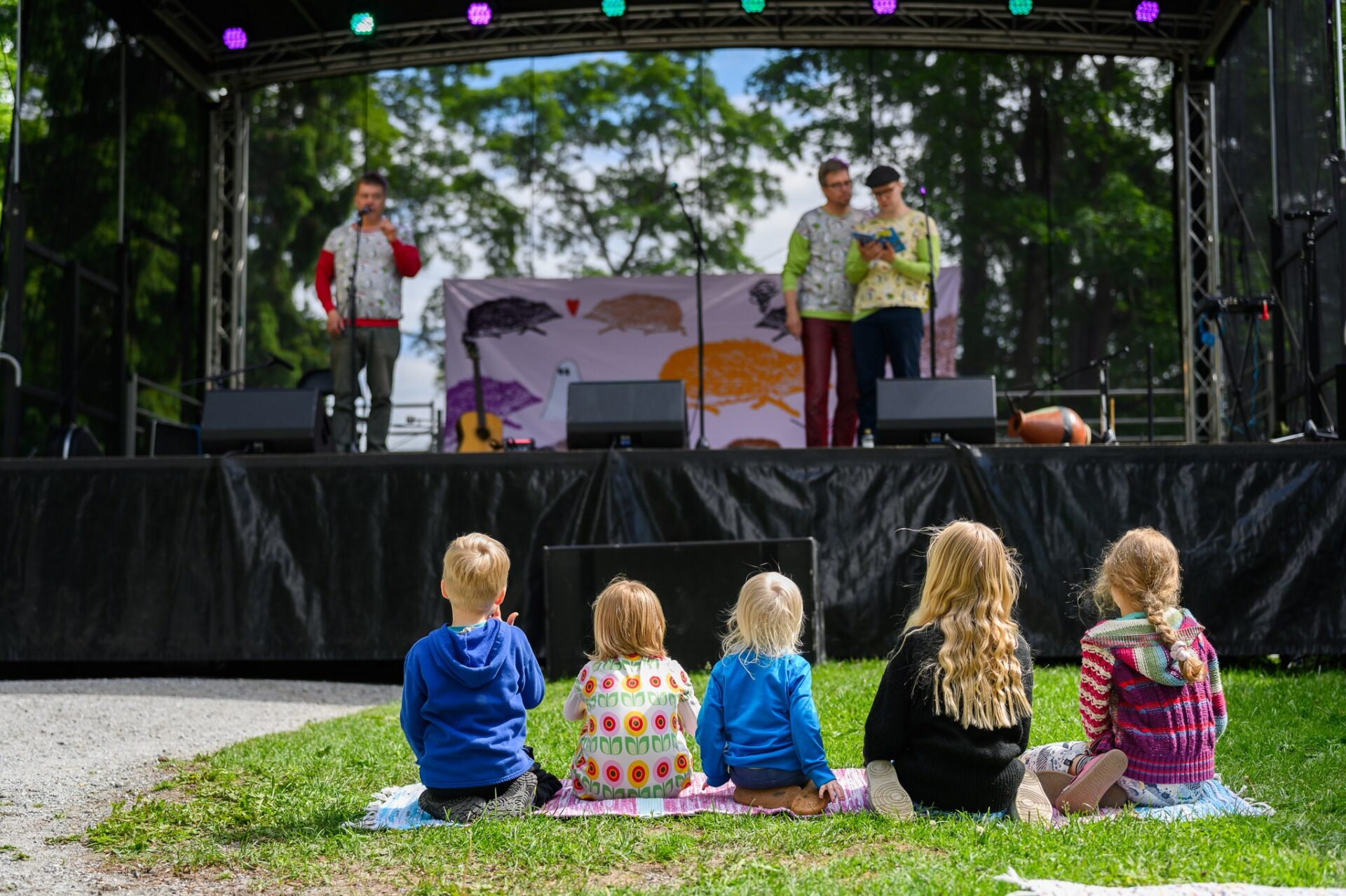 Lapsia katsomassa esiintymislavalle.
