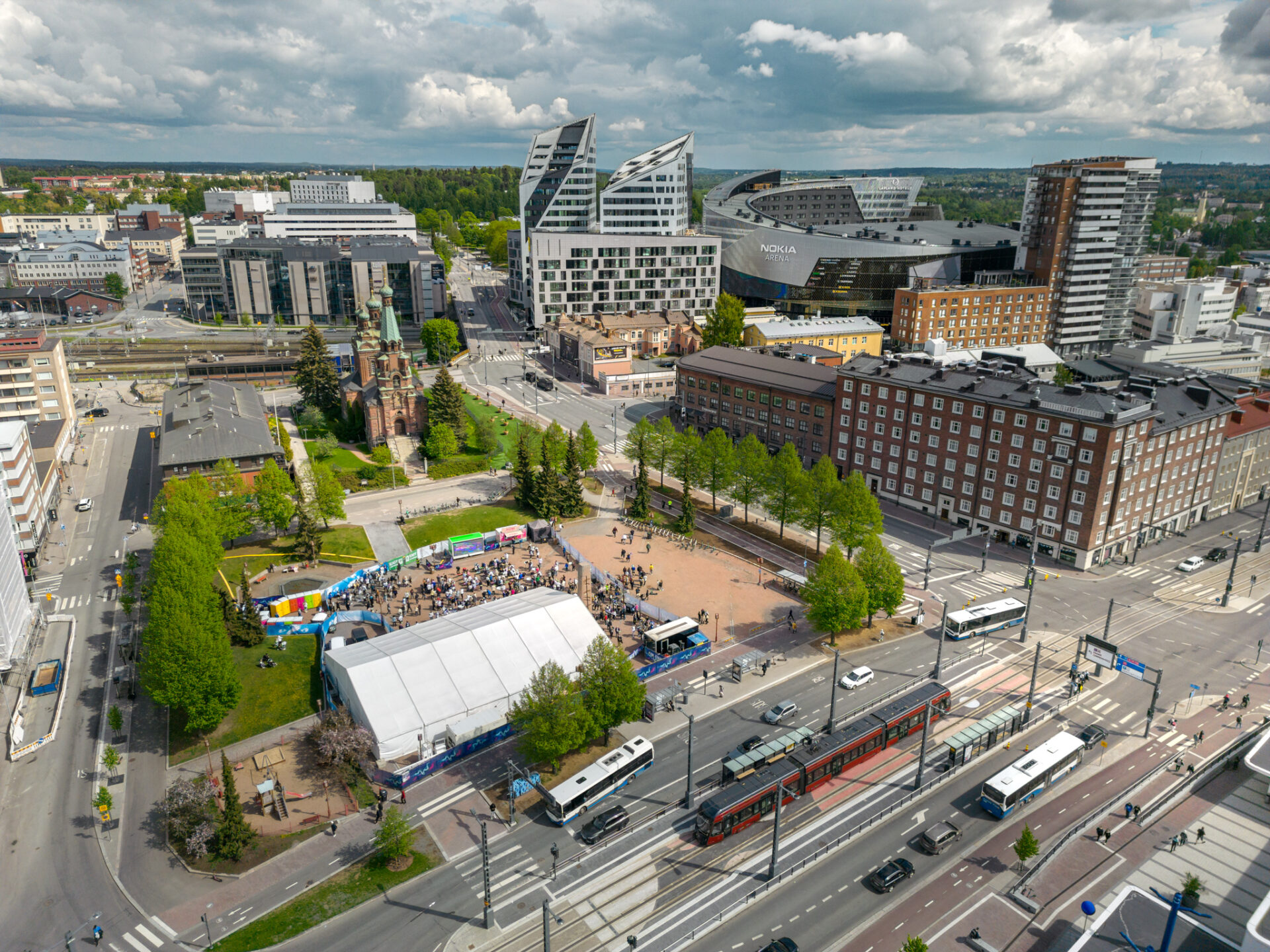 Tapahtumateltta Sorin aukiolla.