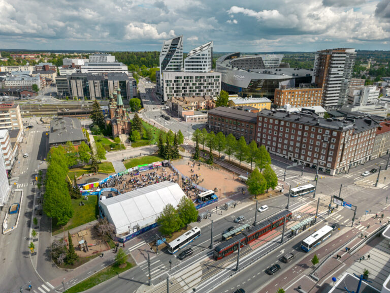 Tapahtumateltta Sorin aukiolla.