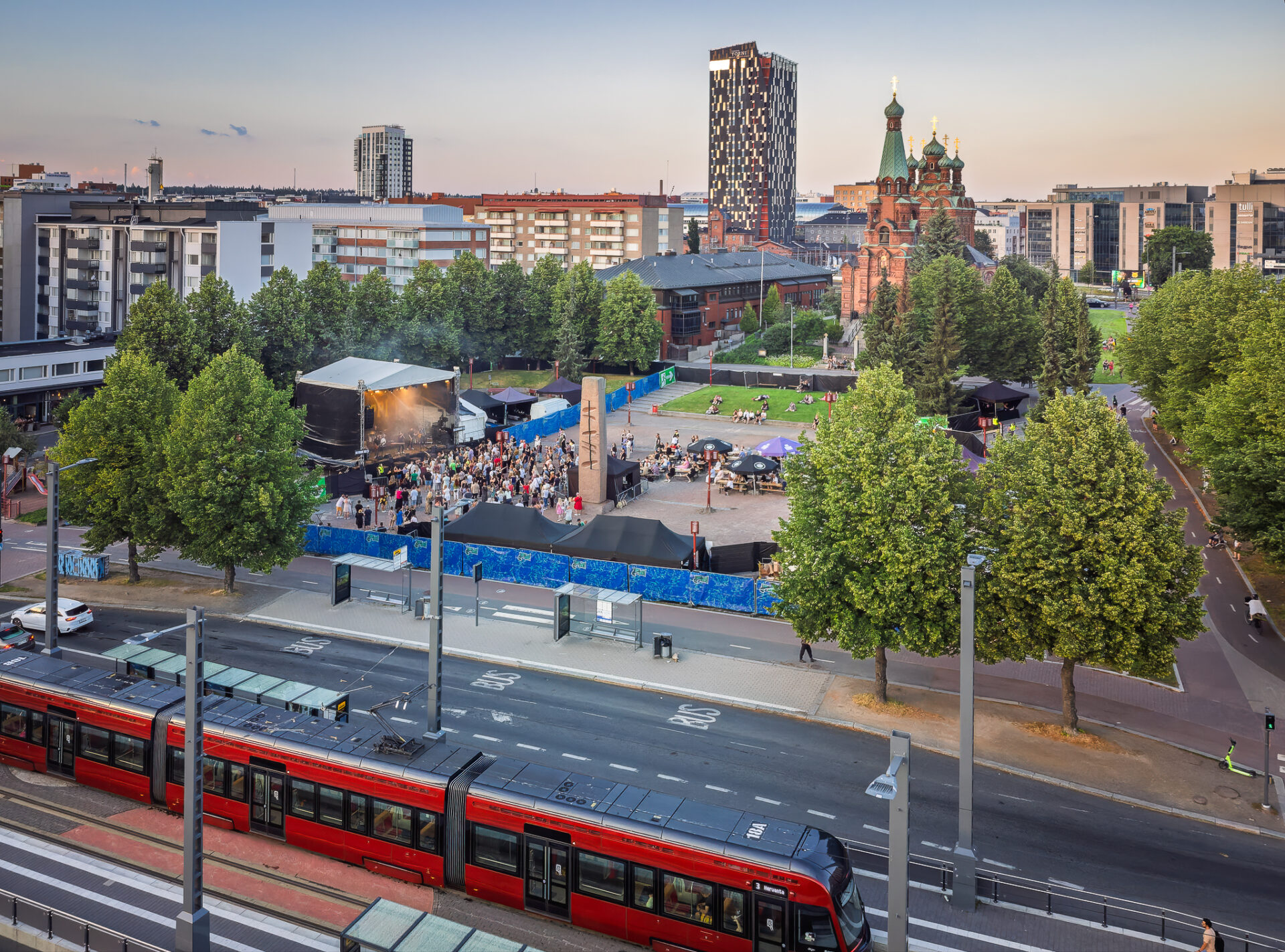 Esiintymislava ja ihmisiä Sorin aukiolla.