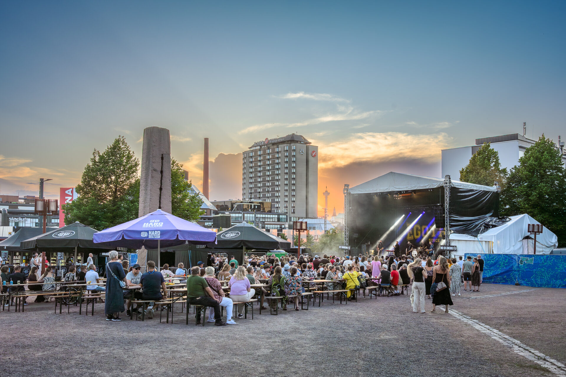 Ihmismassaa esiintymislavan edustalla.