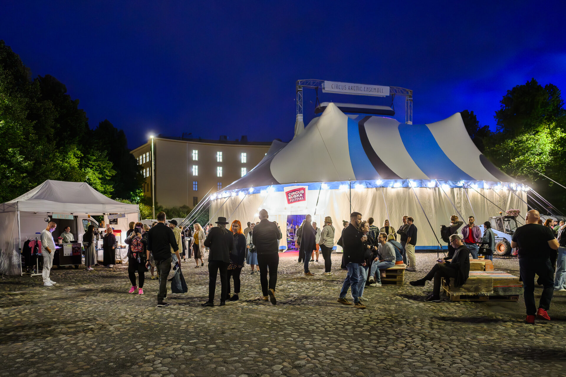 Nykytaidesirkus Pyynikintorilla.