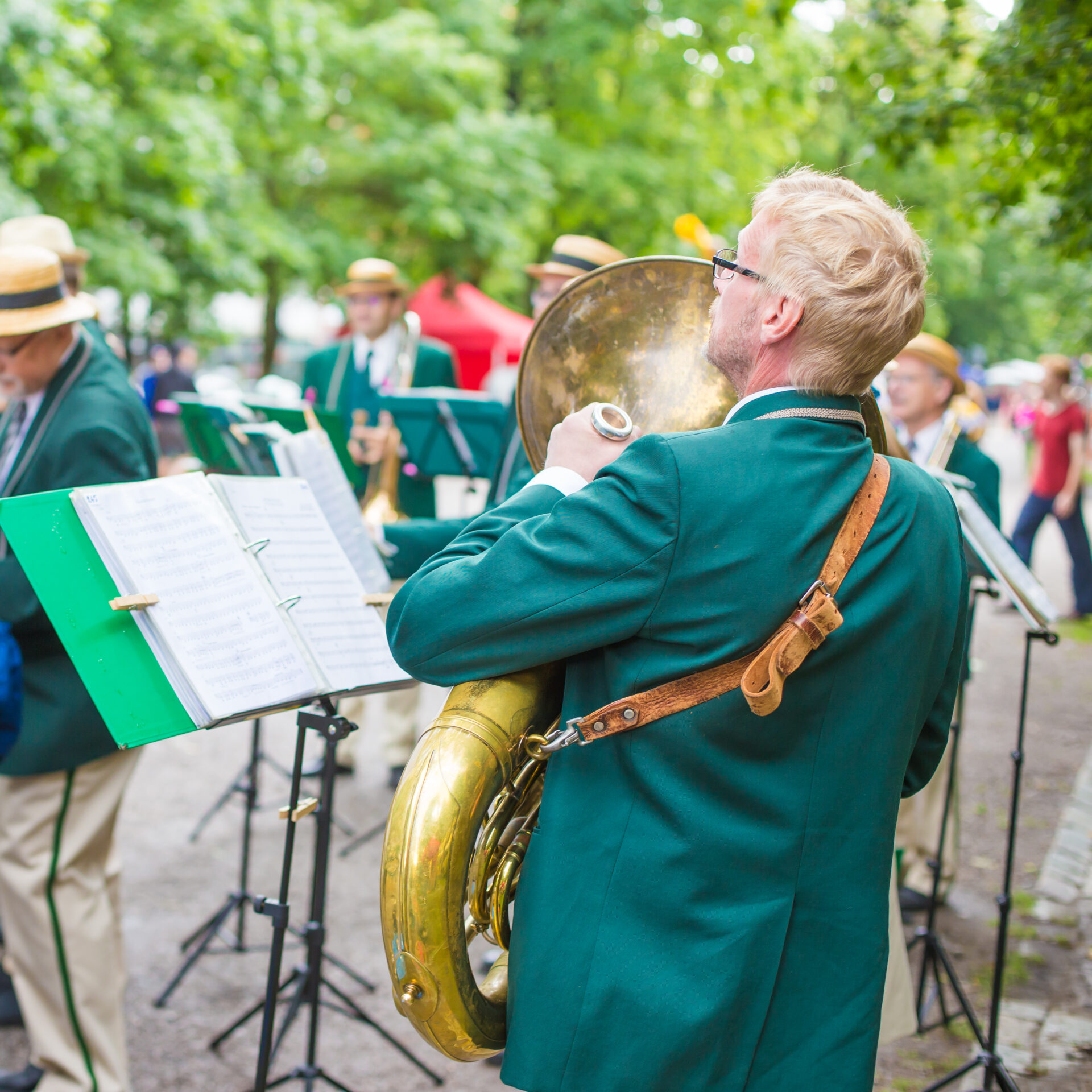 Puhallinsoittaja Hämeenpuistossa.