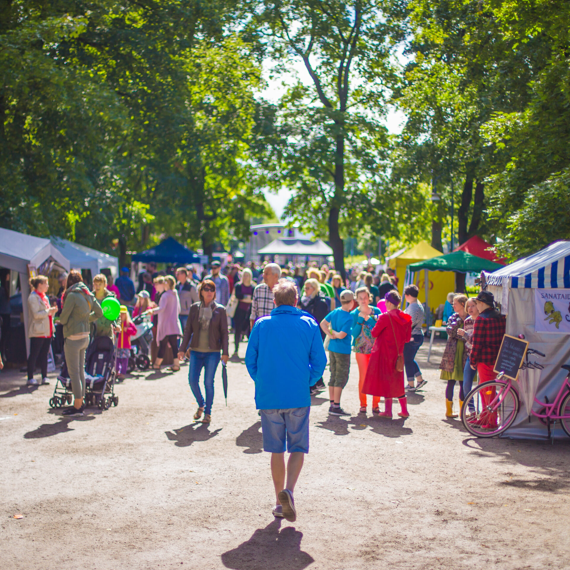 Ihmivilinää Hämeenpuiston keskikäytävällä.