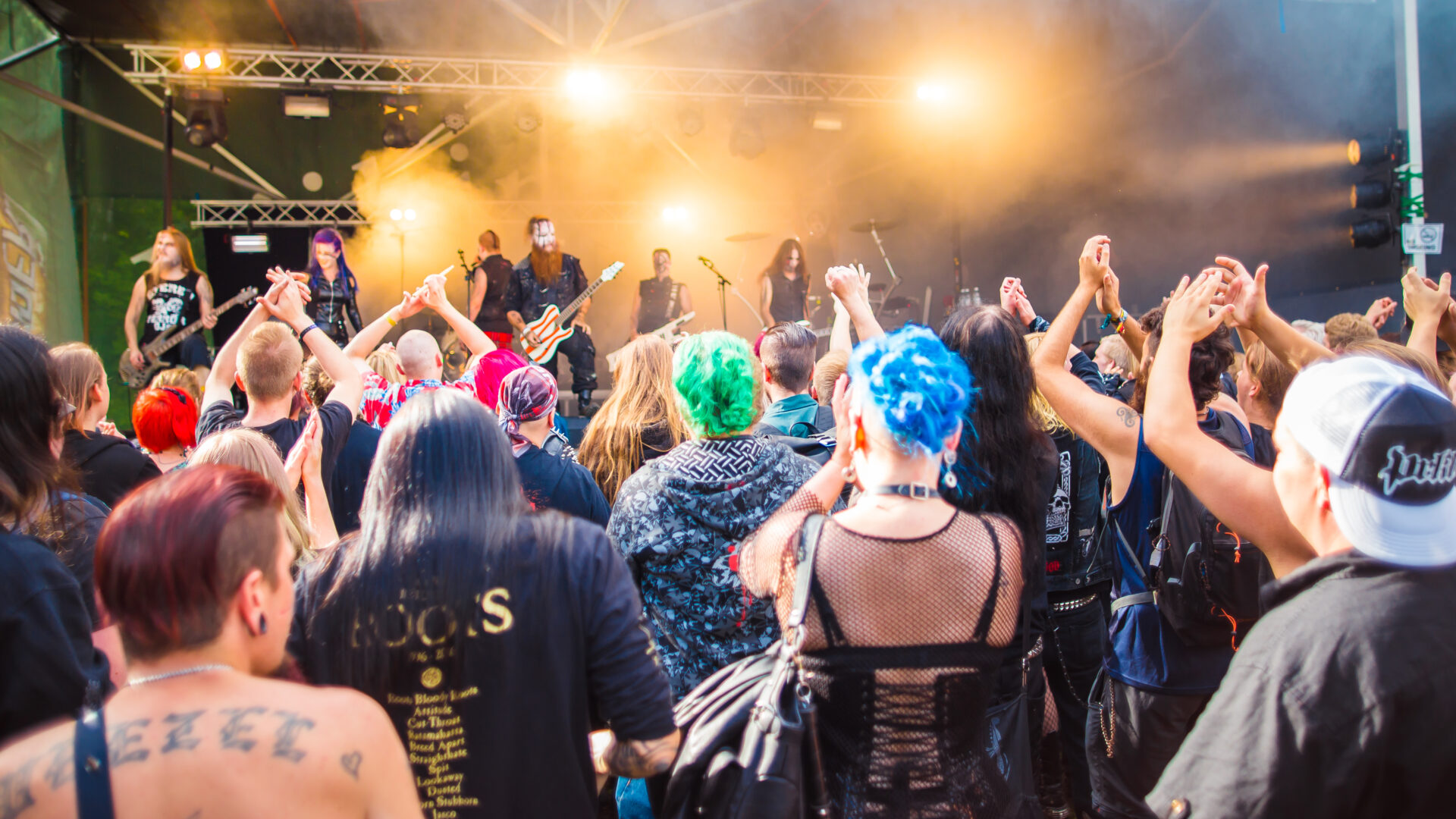 Saarihelvetti -tapahtuman yleisömeri.