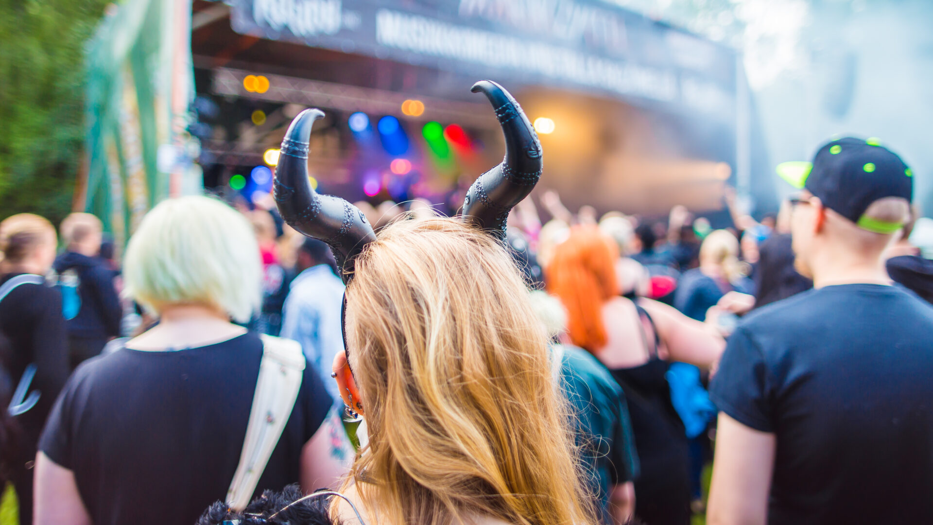 Saarihelvettitapahtuman yleisömeri, jossa nainen sarvipäähineessä.