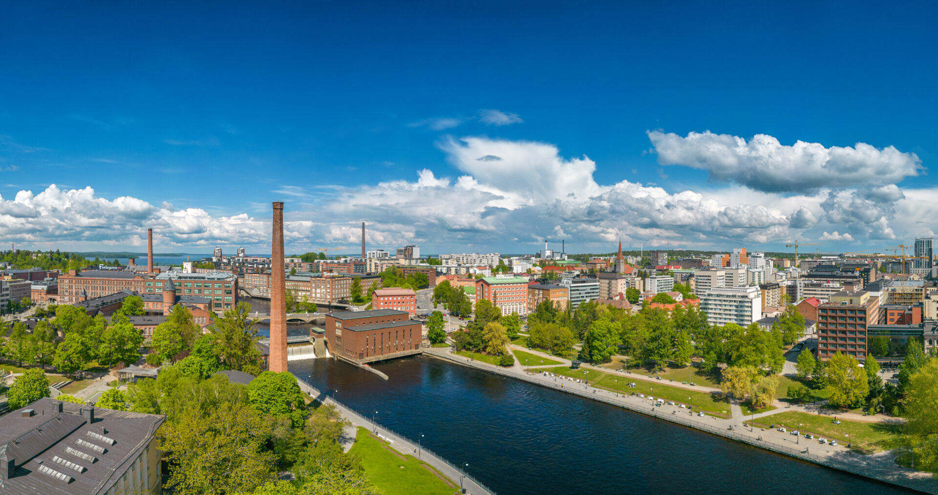 Vehreä koskipuisto kesäaikaan.