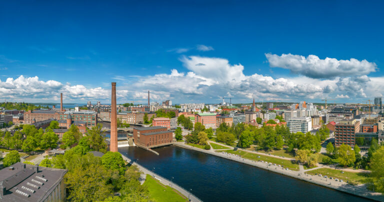 Vehreä koskipuisto kesäaikaan.