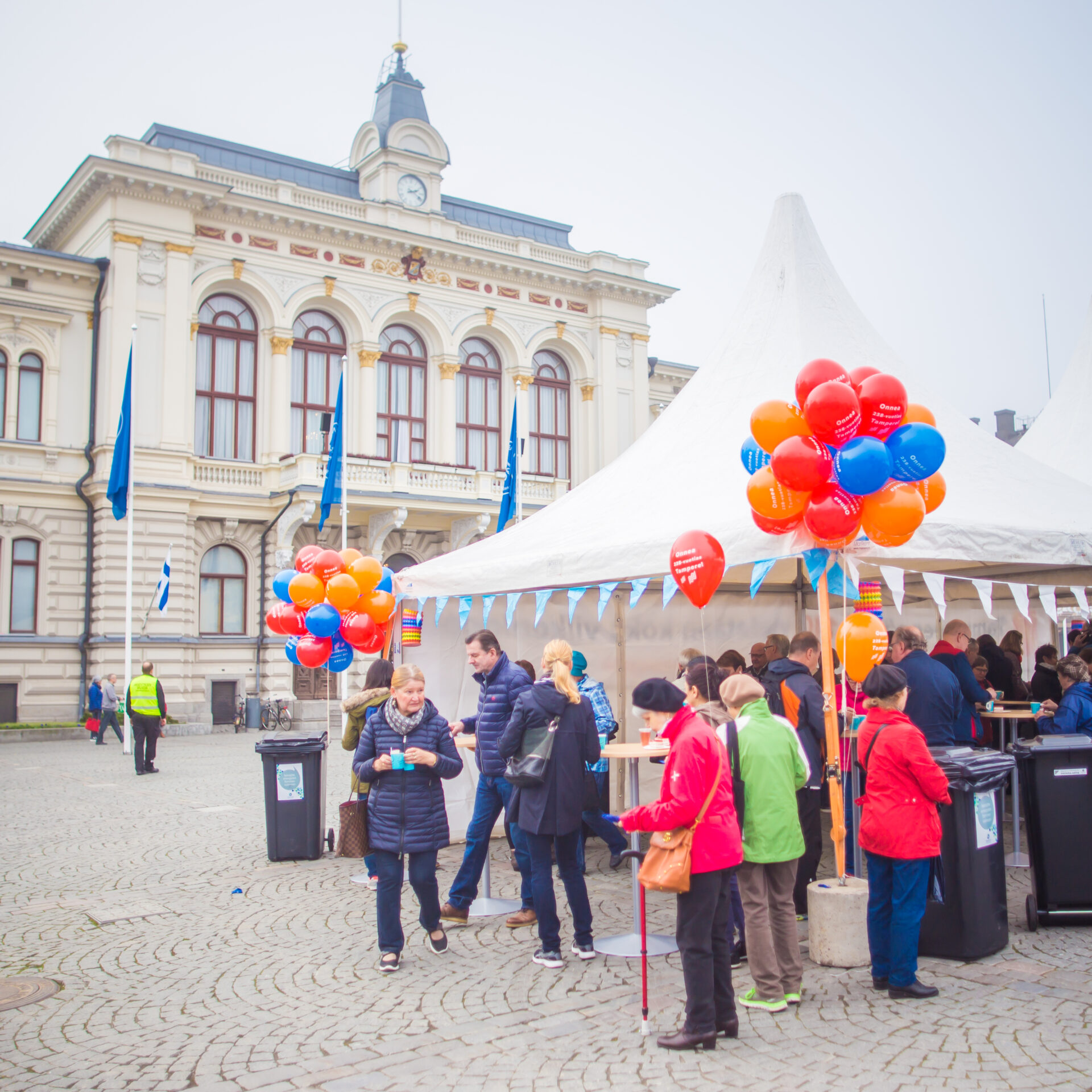 Myyntikoju ja ilmapalloja Keskustorilla.