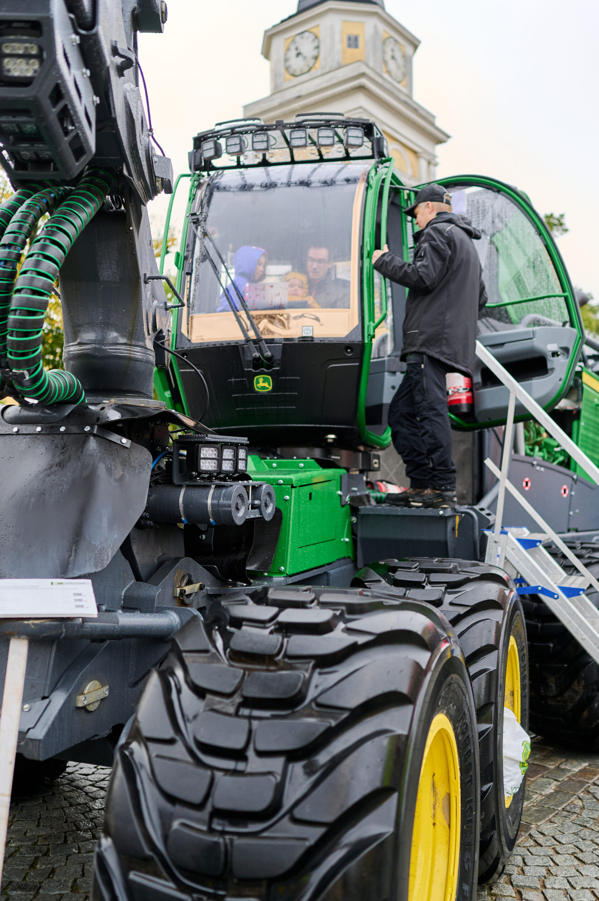 Lapsia metsäkoneessa Keskustorin Isot koneet -tapahtumassa.