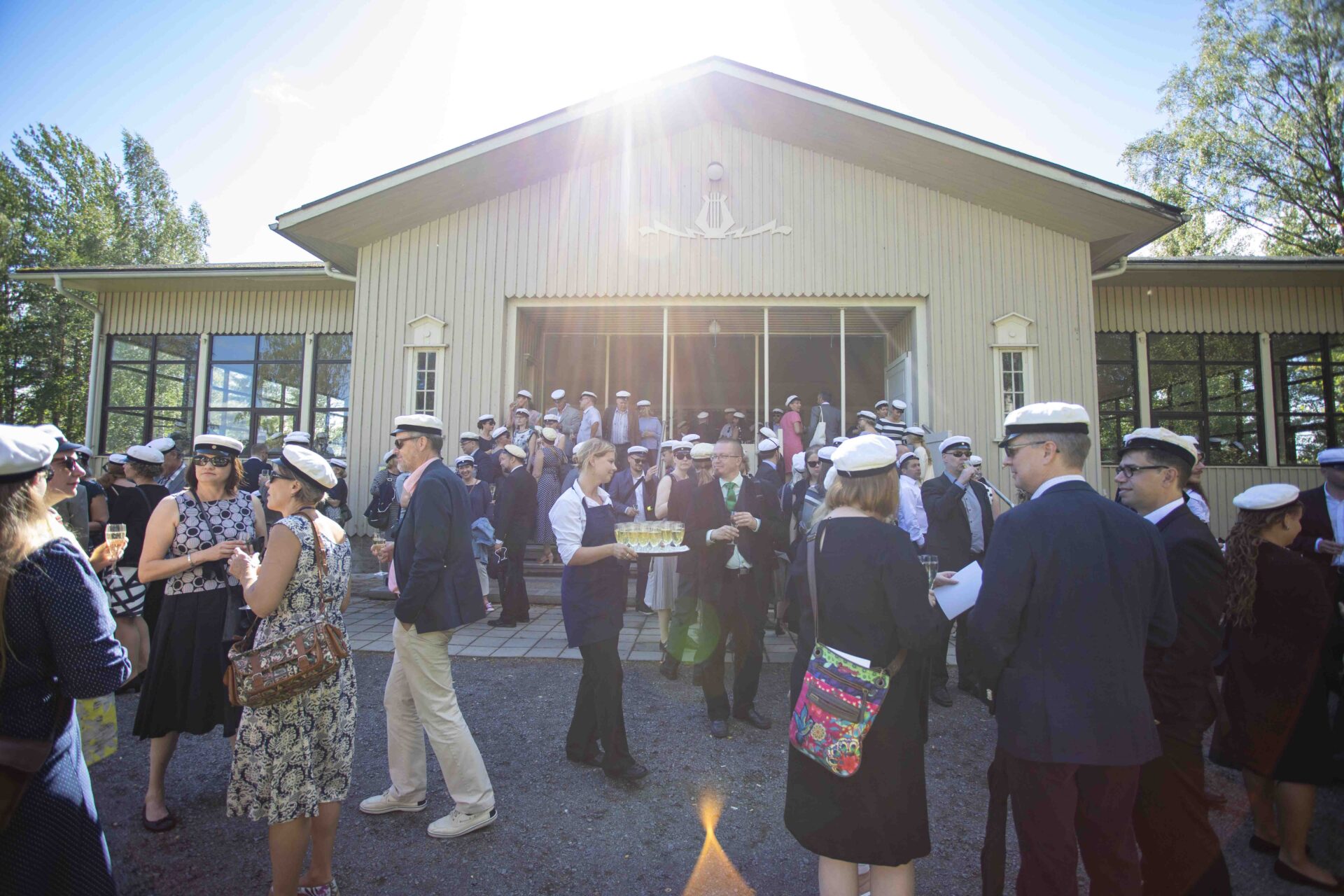 Tampereen Yliopiston promootion osallistujia valkolakeissa ravintolan edustalla.