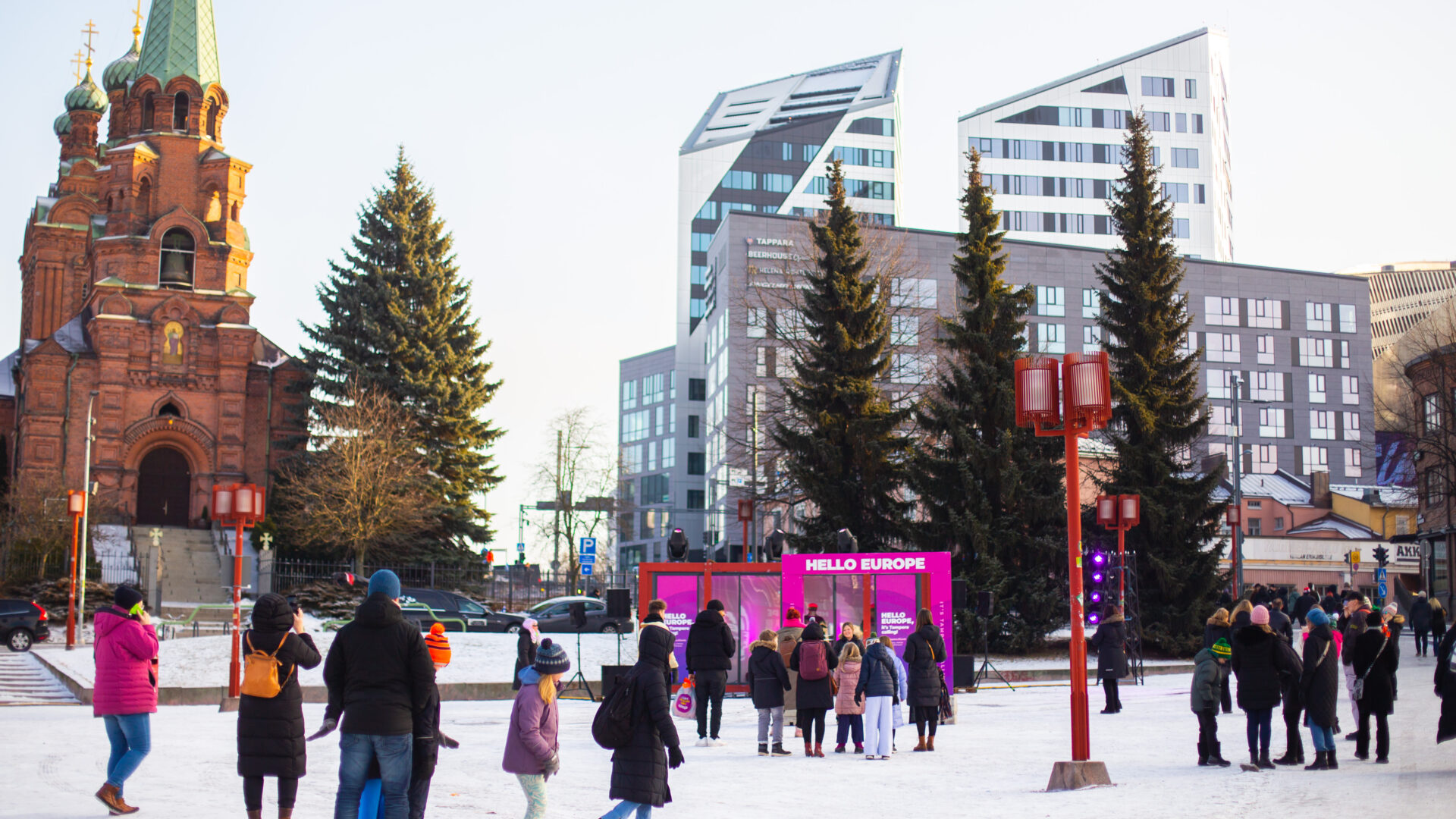 UMK:n vaaleanpunainen tapahtumakontti Sorin aukiolla.
