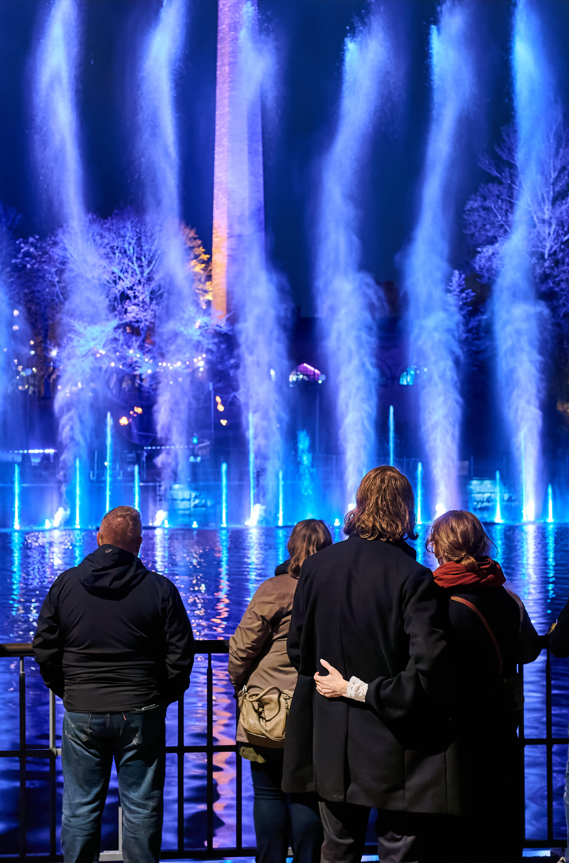 Tanssivat vedet teos ja yleisöä koskipuistossa.