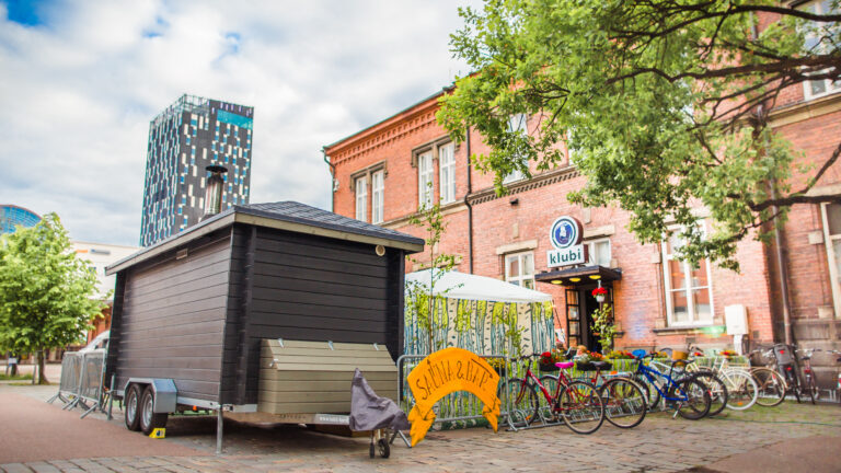 Valtterifestivaalin terassialue ja sauna Tullikamarin edustalla.