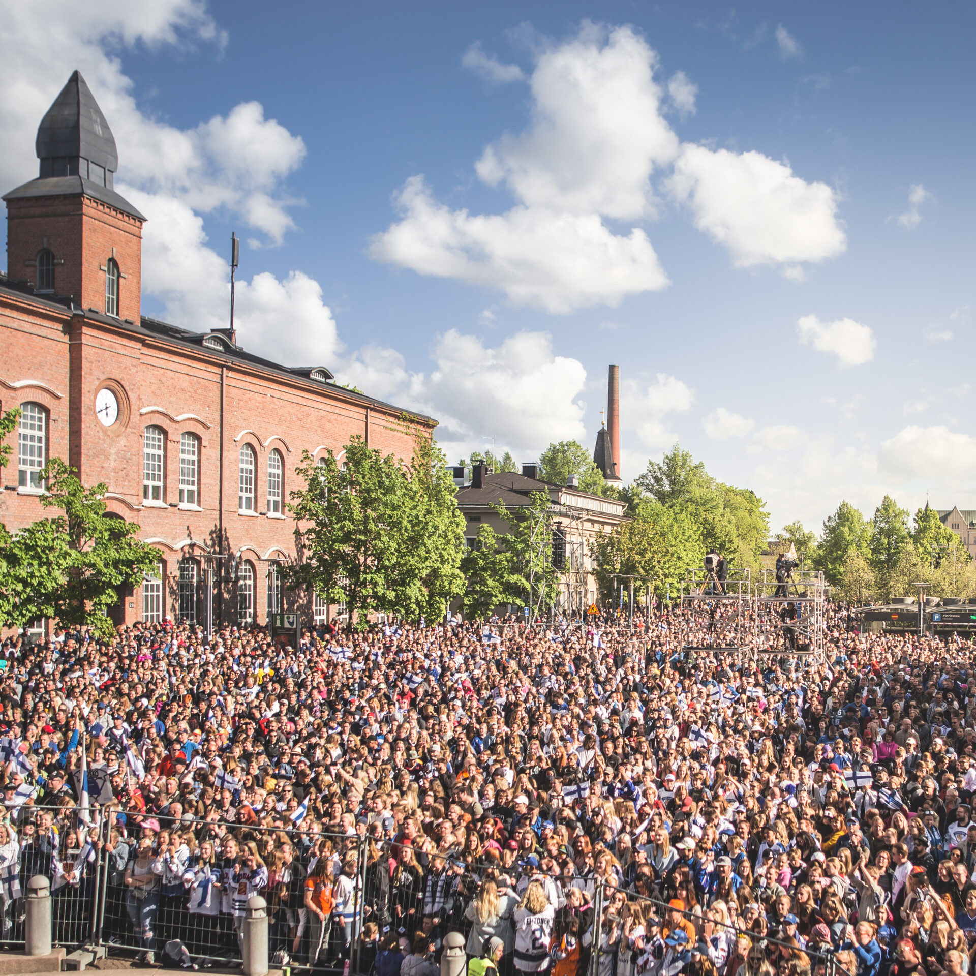 Ihmismassa seisomassa Frenckellin edustalla kultajuhlien aikaan.