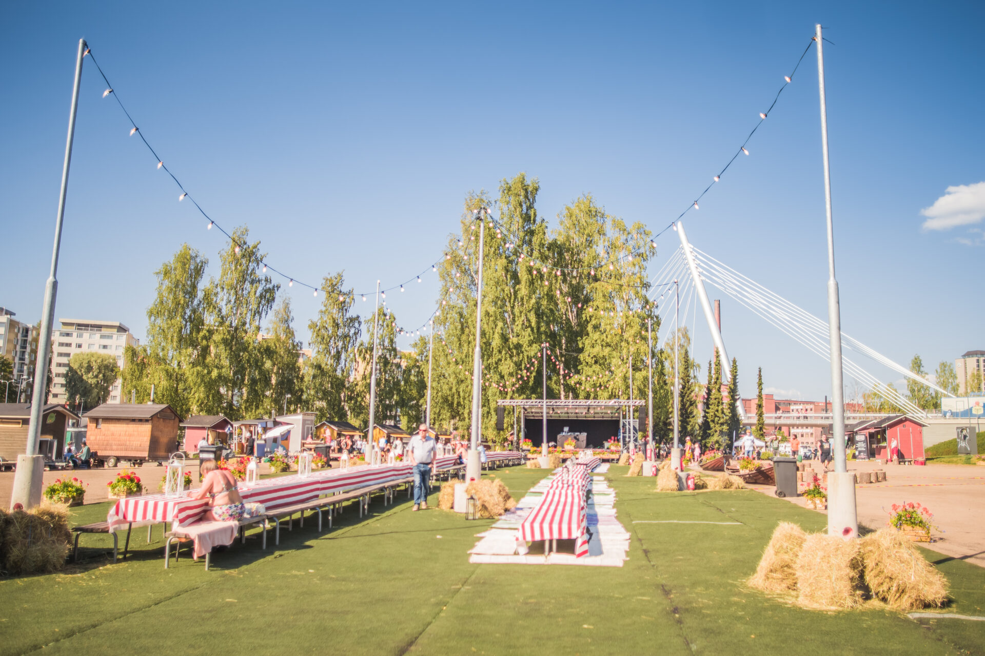 Saunapäivän picnic pöydät Ratinanniemessä.