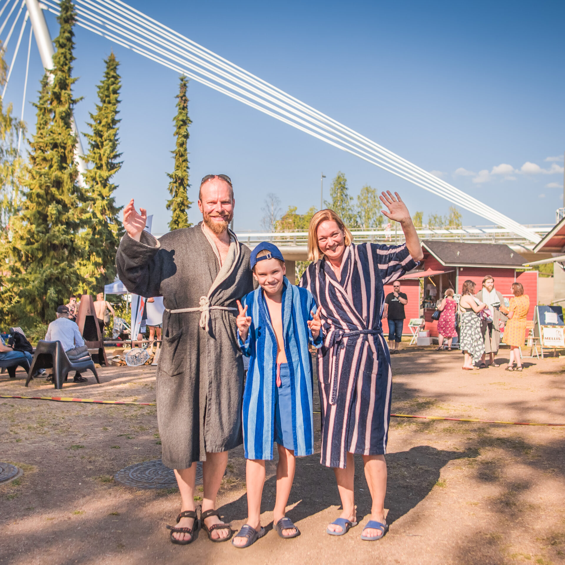 Saunapäivän iloiset saunojat Ratinanniemessä.