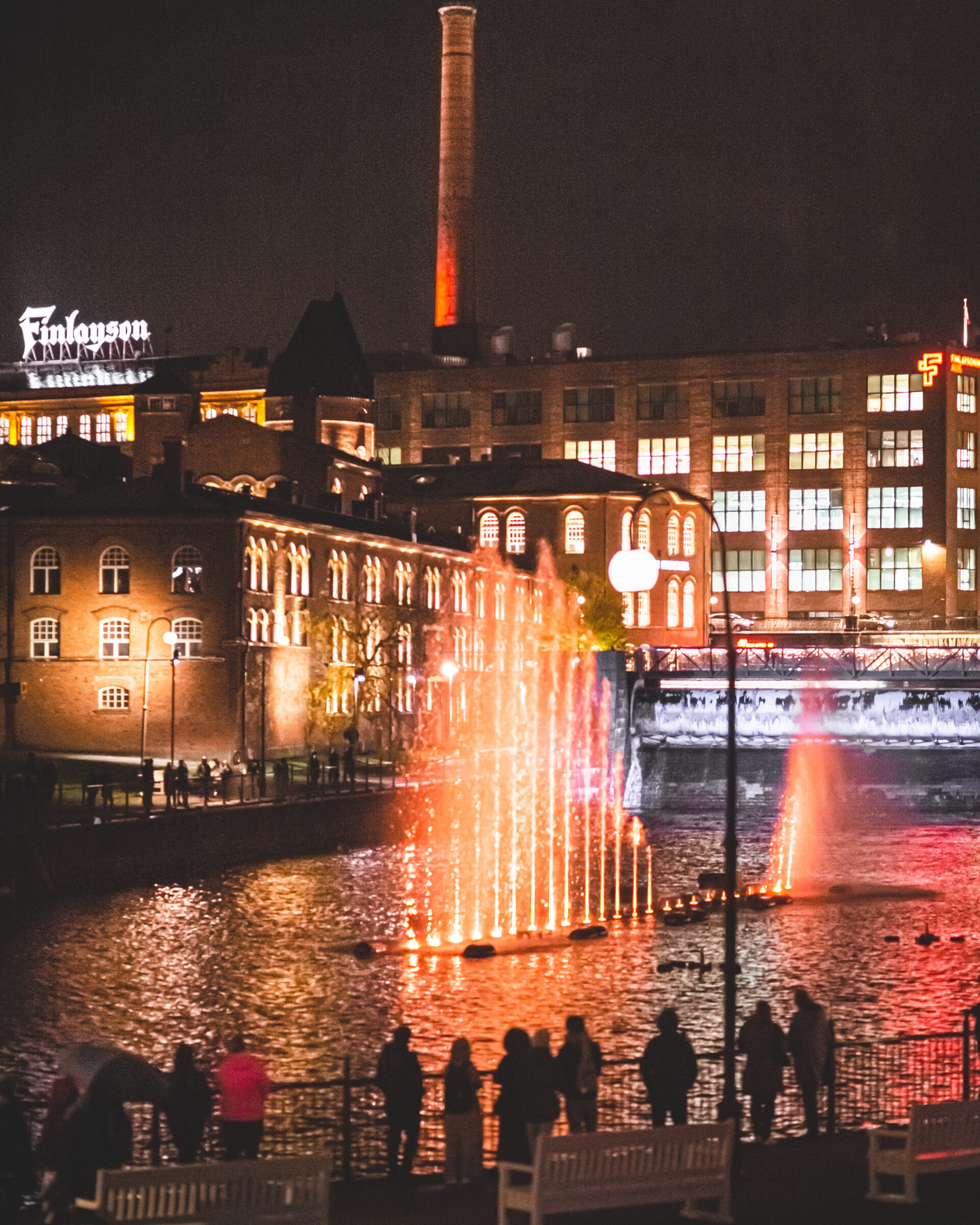 Tanssivat vedet teos Tammerkoskessa.