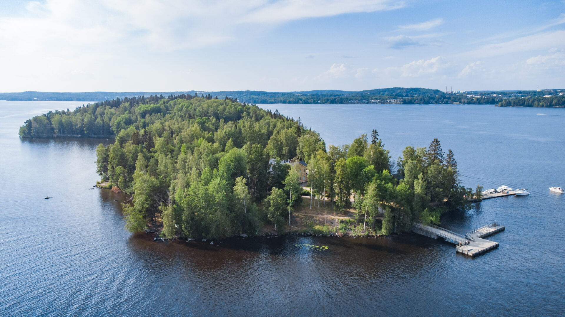 Ilmakuva vehreästä Viikinsaaresta Pyhäjärven ympäröimänä.