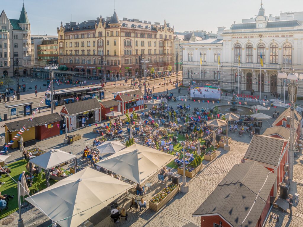 Tapahtumamökkejä ja -kontteja Keskustorin Kesäkeitaalla.