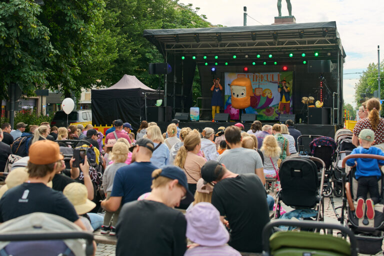 Tapahtumayleisöä Puistofiestassa.