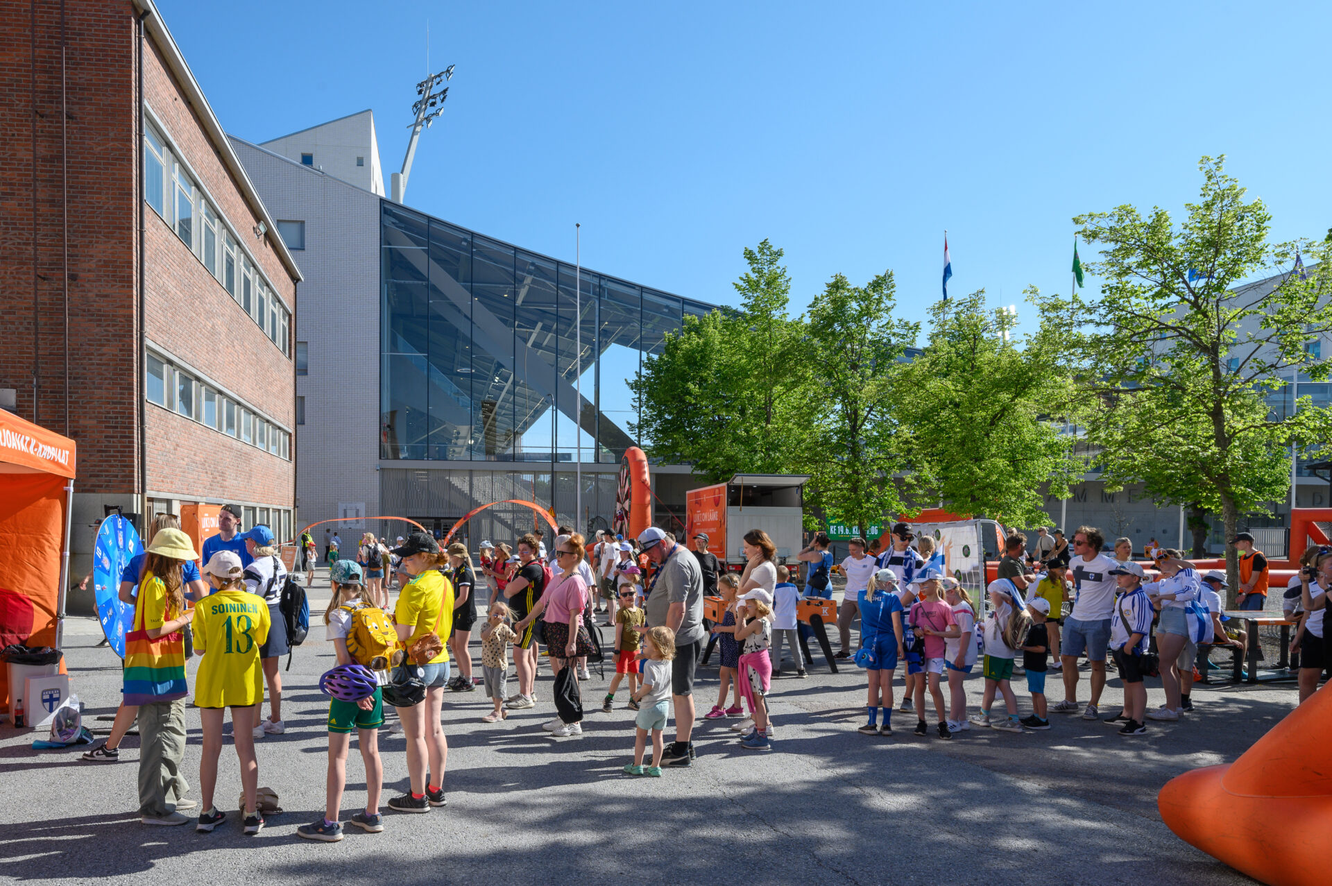 Urheilijoita Tammelan stadionin ulkopuolella.