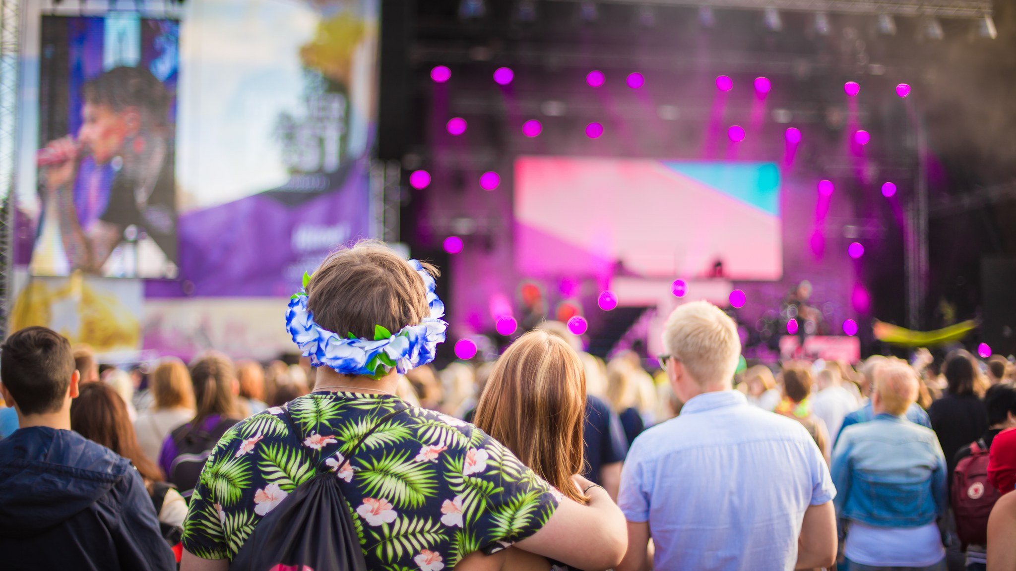 Lavan edessä olevaa festariyleisöä kuvattuna takaa.