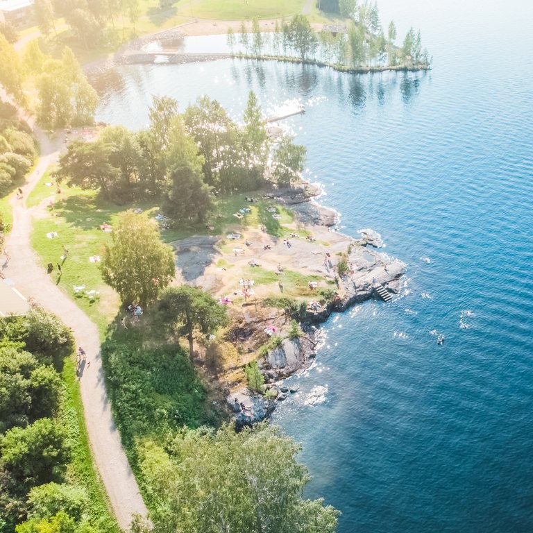 Ilmakuva Näsijärven rannasta.