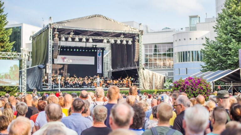 Concert audience and event stage in Sorsapuisto.