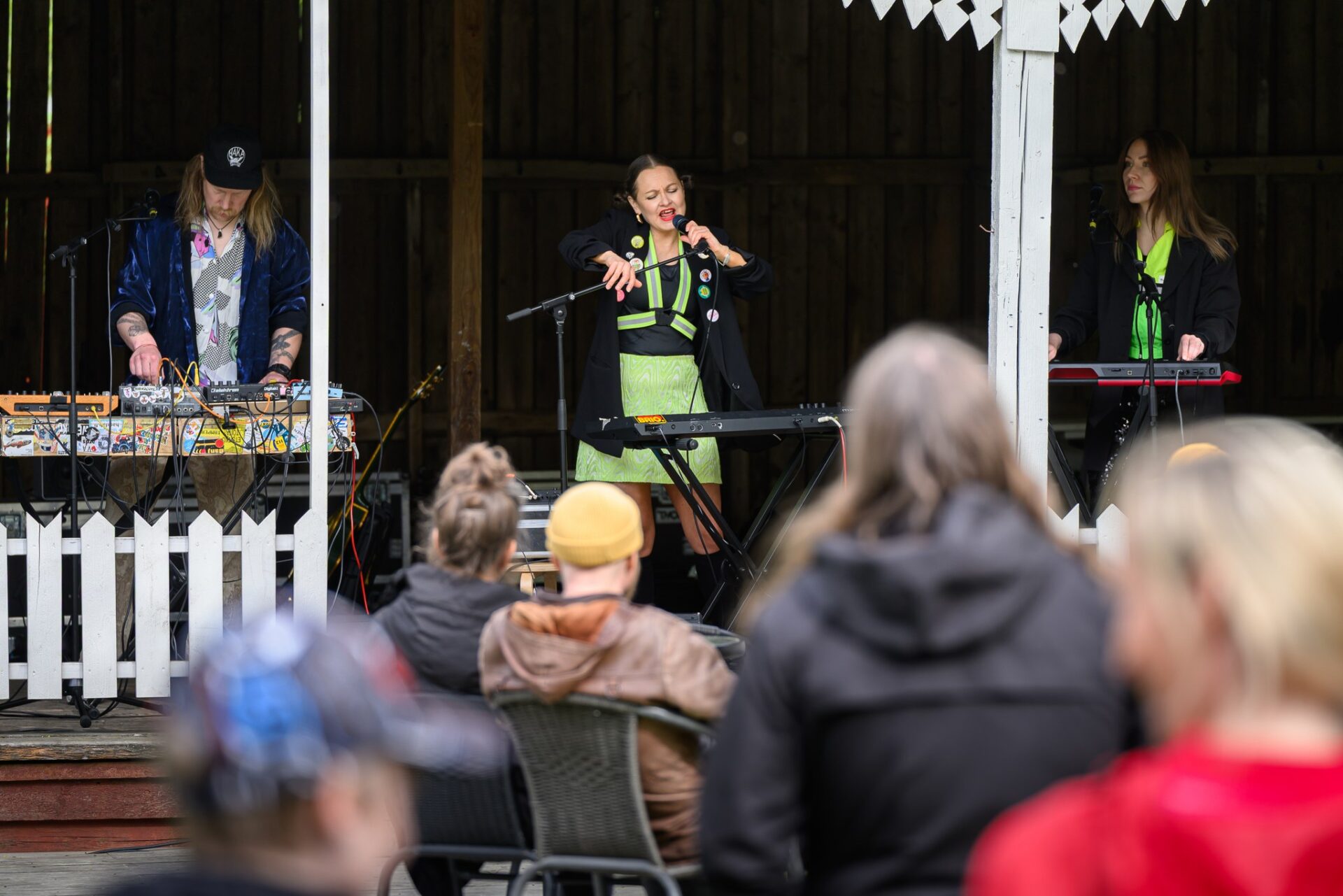 Yleisöä katsomassa laulajaa pientapahtumassa.