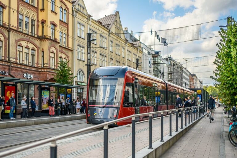 Raitiovaunu pysäkillä Hämeenkadulla.
