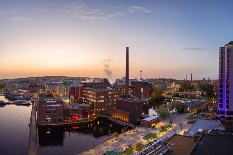 Vuolteentori iltahämärässä.