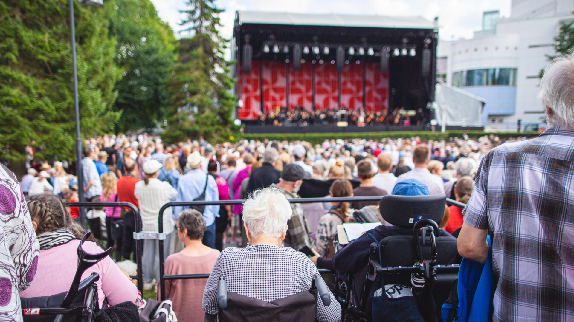An accessible viewing platform in a park concert.