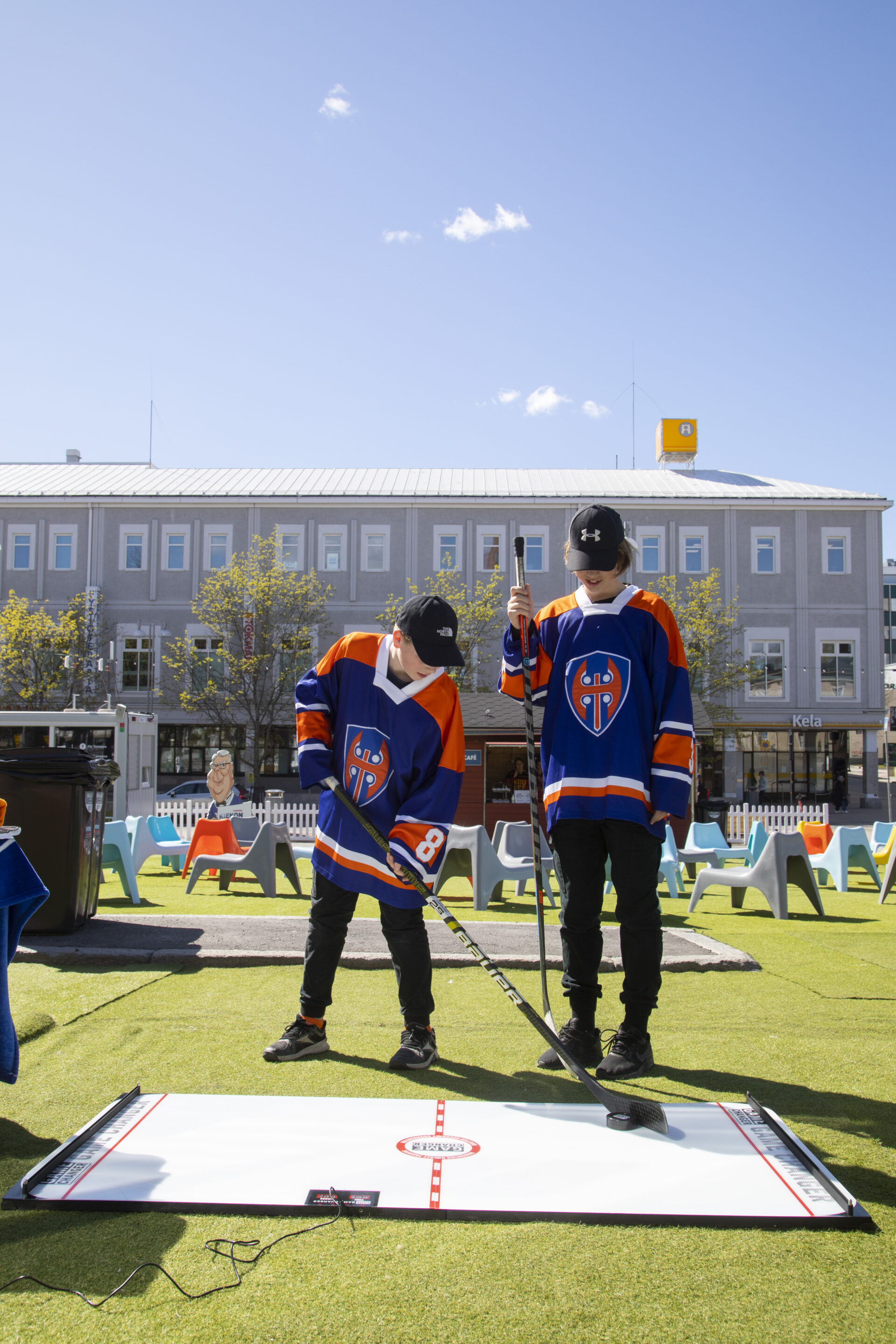 Kaksi poikaa testaamassa katulätkää.