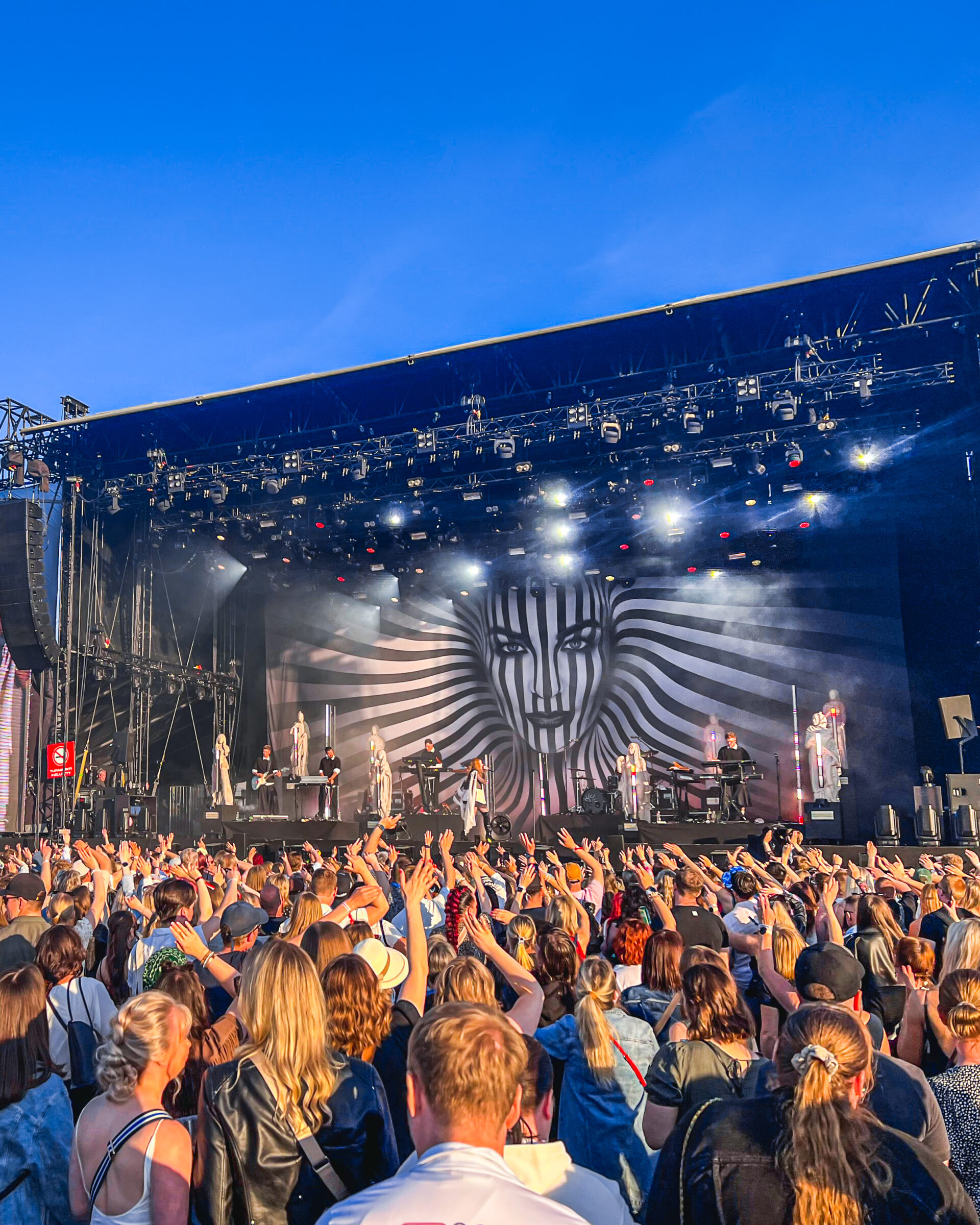 Yleisömeri Santalahden rantapuistossa esiintymislavan edessä.