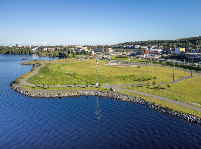 Ilmakuva Santalahden rantapuistosta Näsijärven rannalla.